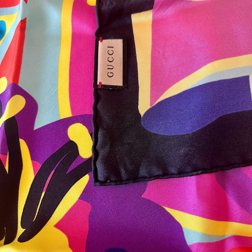 GORGEOUS New GUCCI silk scarf